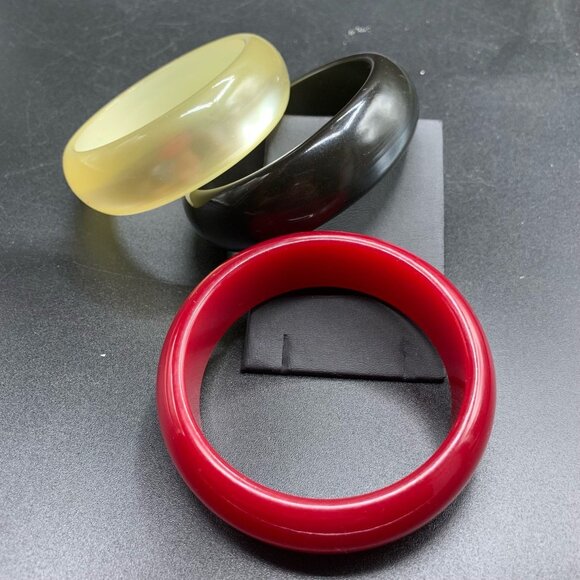 Vintage Moonglow Wide Lucite Plastic Red Black Beige Bangle Bracelets Set of 3 - Picture 3 of 6